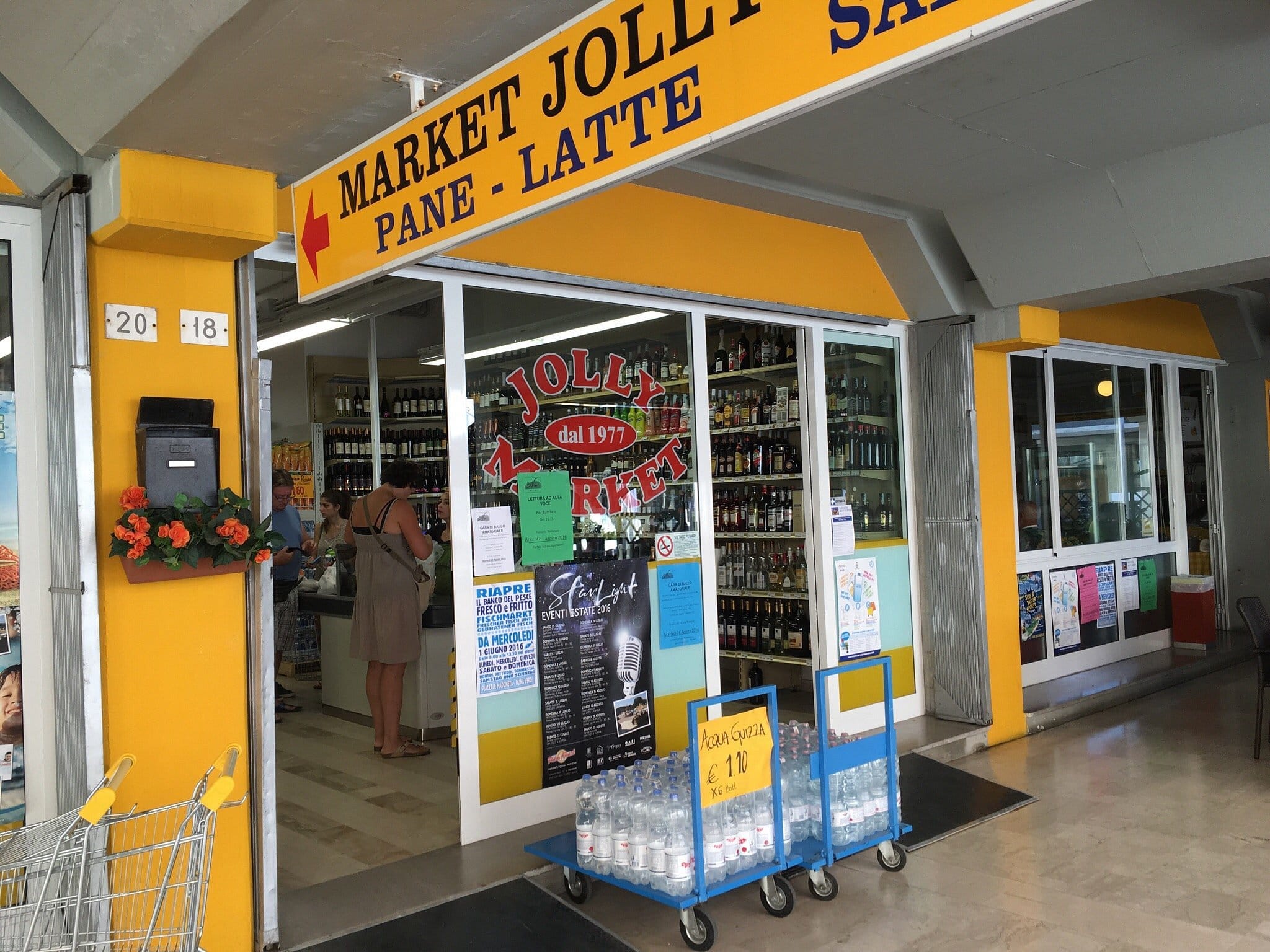 Entrata del Jolly Market a Duna Verde (VE)